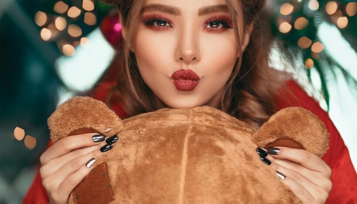 Girl pouting her lips holding a teddy bear. Pucker or Pout. How to use a lip scrub?